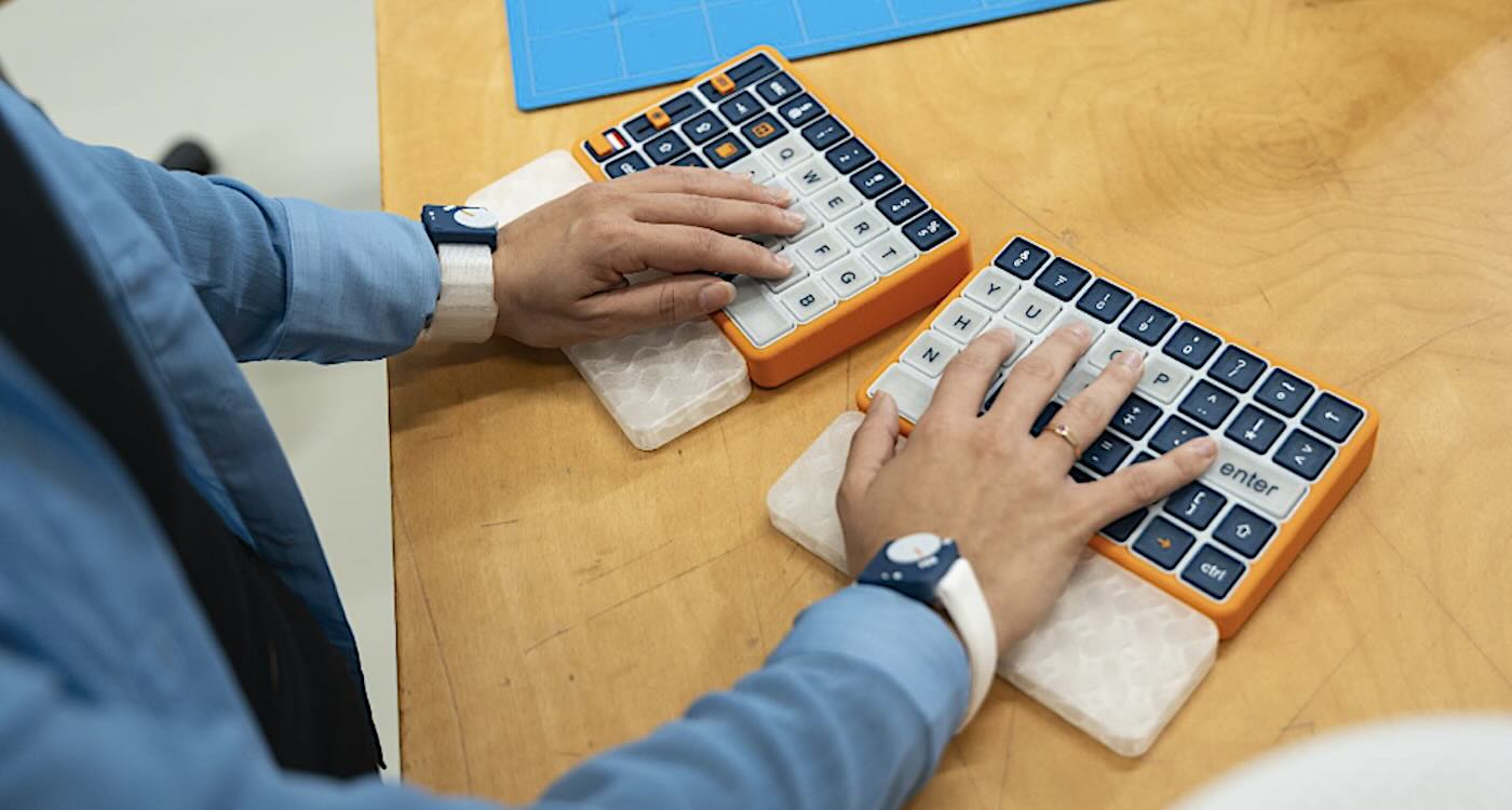 Un teclado inteligente para pacientes con Parkinson gana el Premio Global James Dyson 2025