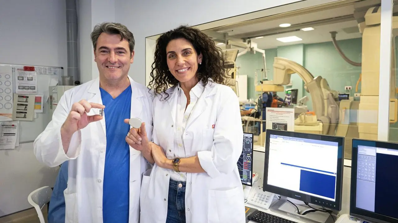 Un marcapasos de solo dos centímetros salva la vida de una recién nacida en Barcelona