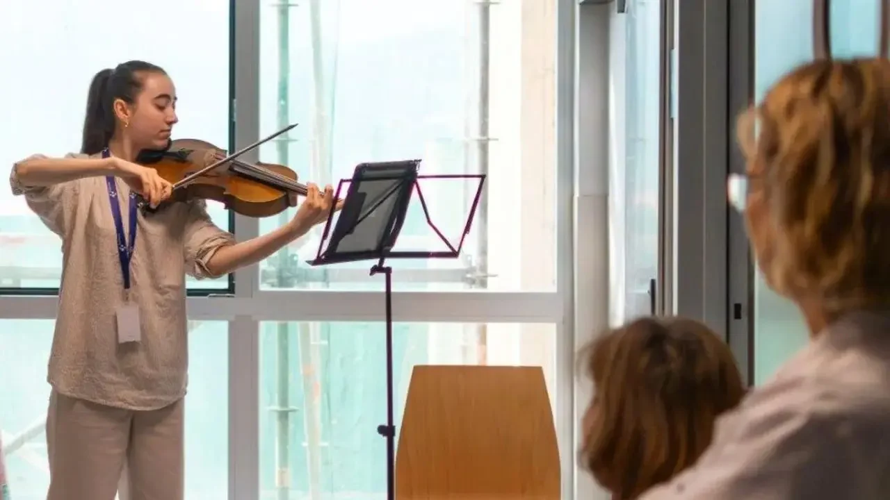 Irati, la violista que alivia a los pacientes con su música