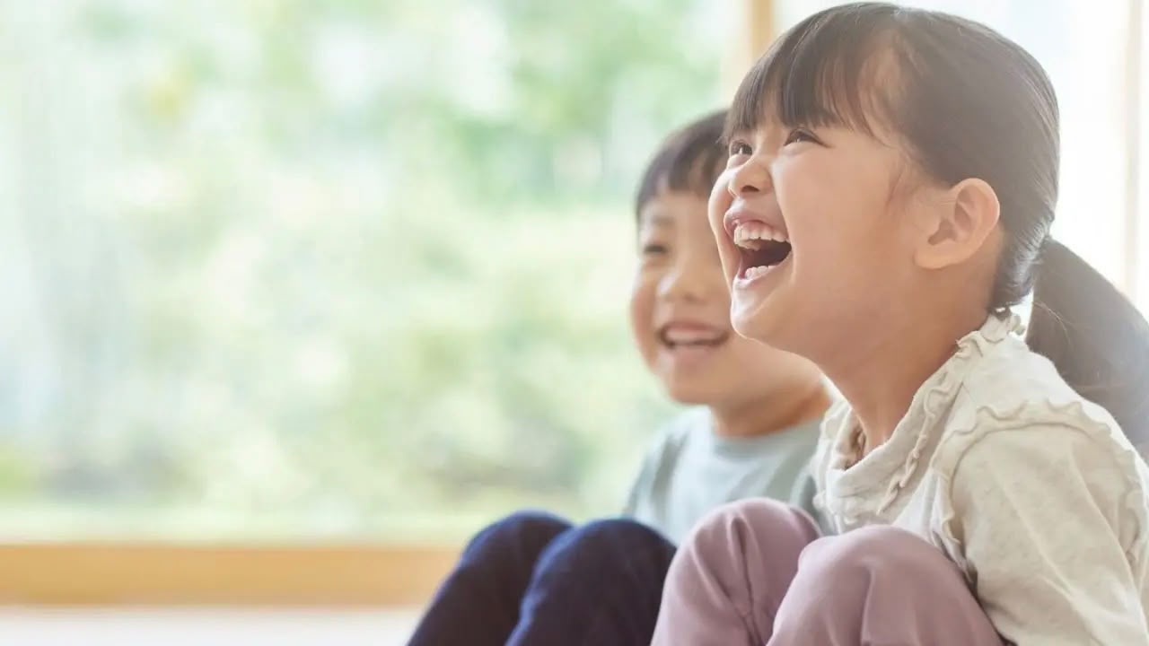 Hacer reír a los niños puede ayudar a fortalecer su cerebro