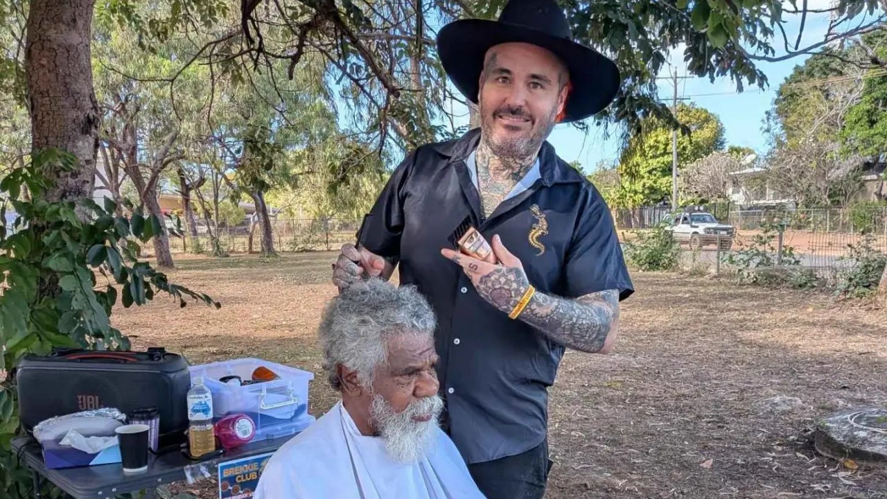 Un barbero viaja a una isla remota para enseñar un oficio y ayudar a sanar a la comunidad