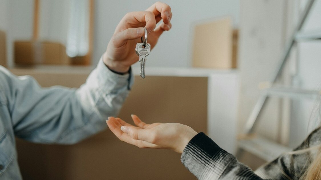 Una inquilina se sorprende cuando el propietario le da una vivienda después de 20 años siendo una buena inquilina